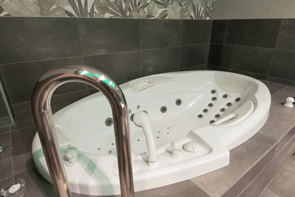 Baño de hidromasaje en el centro de spa del hotel — Foto de Stock