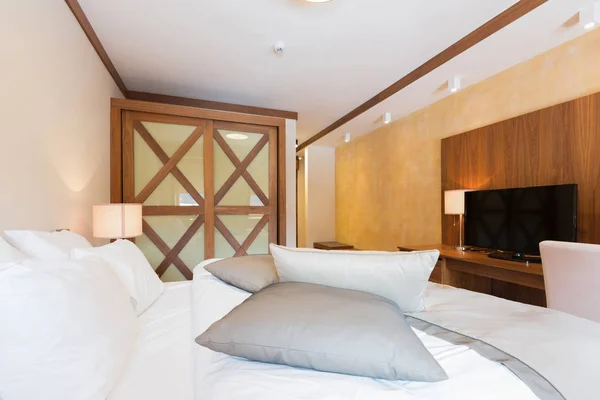 Квартира в отеле, интерьер спальни — стоковое фото