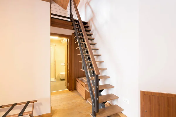 Escaleras en el apartamento del hotel — Foto de Stock
