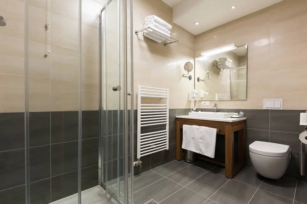 Hôtel intérieur, salle de bain avec douche — Photo