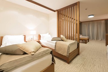 Hotel apartment, yatak odası iç akşam