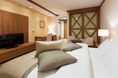 Hotel apartment, yatak odası iç akşam