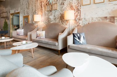 Bir dağ otel lobisinde iç