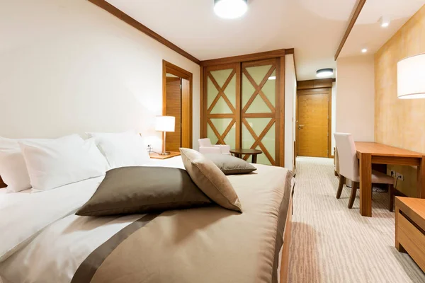 Hotellägenhet, sovrum inredning — Stockfoto