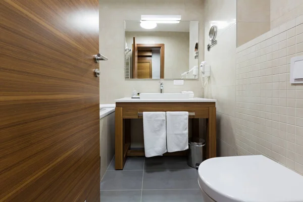 Ванная комната с душем — стоковое фото