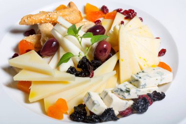 Peynir aperatifler. Farklı türde bir plaka üzerinde peynir