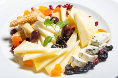 Peynir aperatifler. Farklı türde bir plaka üzerinde peynir