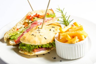 Jambonlu sandviç ve patates kızartması 
