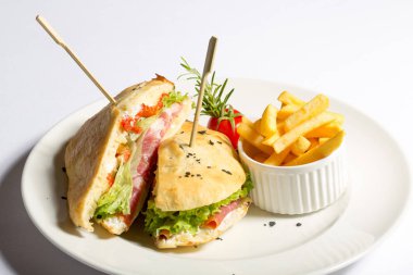 Jambonlu sandviç ve patates kızartması 