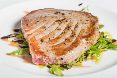 Izgara orkinos biftek yemek