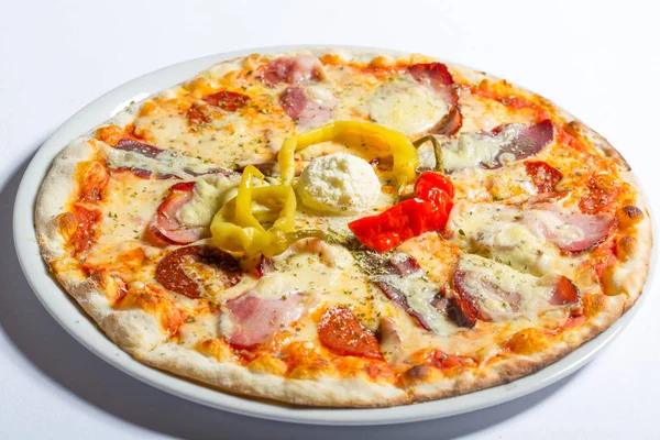 Prosciutto pizza med pepperoni — Stockfoto