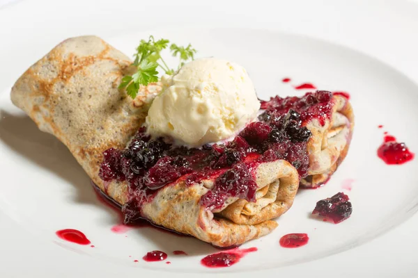 Söta pannkakor med berryes — Stockfoto