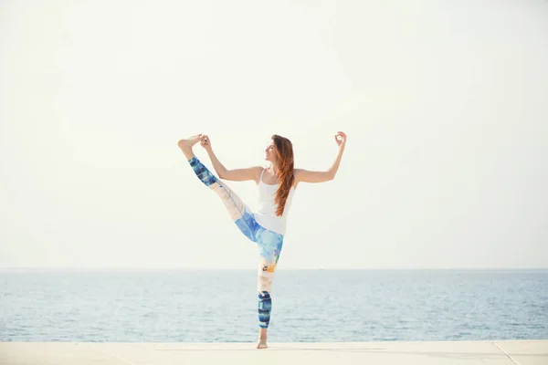Güzel genç kadın çalışma dışarı, yoga egzersiz yaparak — Stok fotoğraf