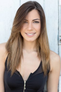 Güzel genç bir kadının portresi.