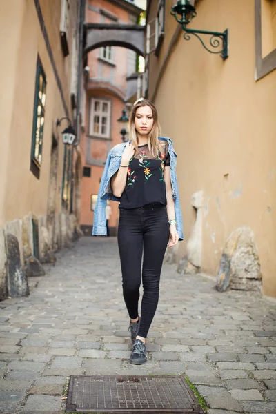 Beautiful young woman in the city — Stock Photo, Image