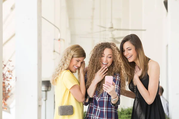 Három fiatal gyönyörű nők, lányok, akik mobiltelefon — Stock Fotó