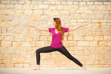 Yoga egzersiz yaparak kadın. Savaşçı 2 poz, Virabhadrasana li