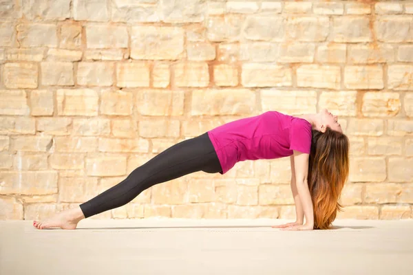 Yoga egzersiz yaparak kadın. Purvottanasana, yukarı doğru tahta poz — Stok fotoğraf
