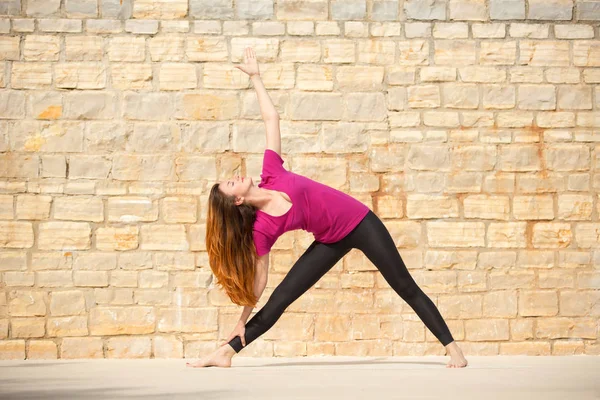 Mujer haciendo ejercicio de yoga. Extended Triangle Pose, Utthita Trik — Foto de Stock