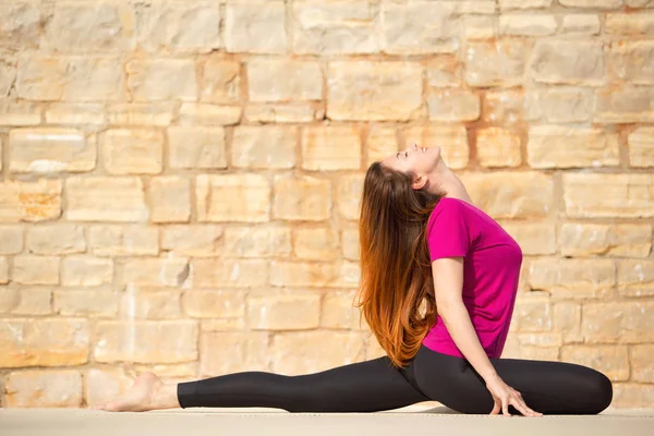 Mujer haciendo ejercicio de yoga. Posa de media paloma, Eka Pada — Foto de Stock