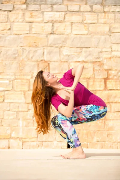 Yoga egzersiz yaparak kadın. Defolmak sandalye poz, parivrtta utkat — Stok fotoğraf