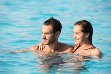 Yüzme havuzunda sevmek çift 