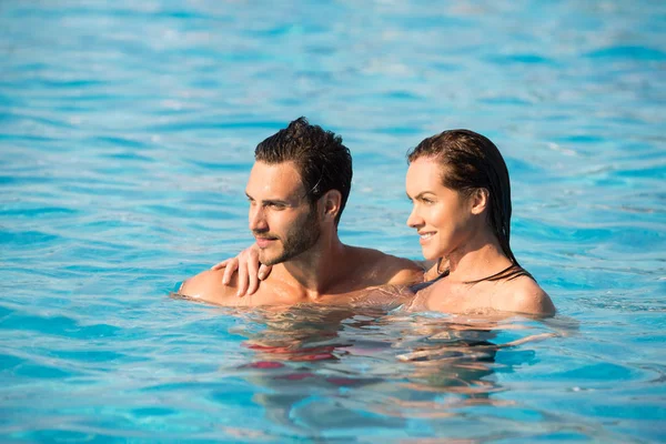Affectionate couple in swimming pool — Stock Photo, Image