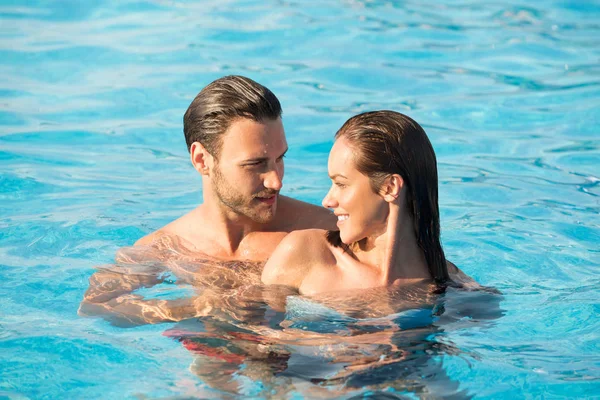 Yüzme havuzunda sevmek çift 