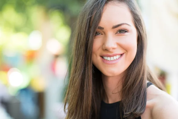 Porträt einer schönen jungen Frau — Stockfoto