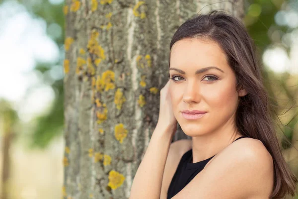 Retrato de una hermosa joven —  Fotos de Stock