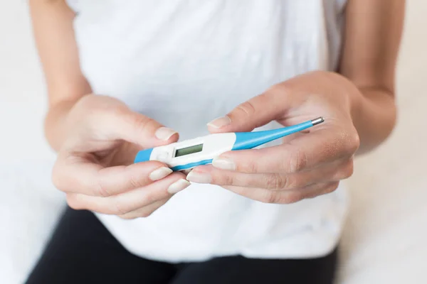 Sick woman measuring body temperature — Stock Photo, Image