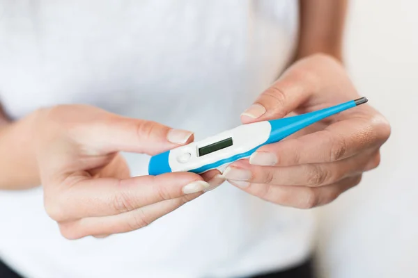 Sick woman measuring body temperature — Stock Photo, Image