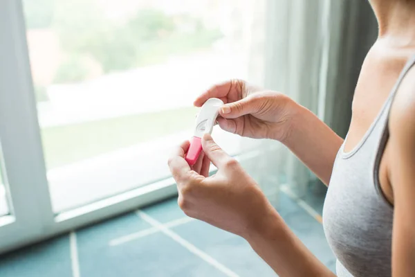 Kobieta, patrząc na test ciążowy — Zdjęcie stockowe