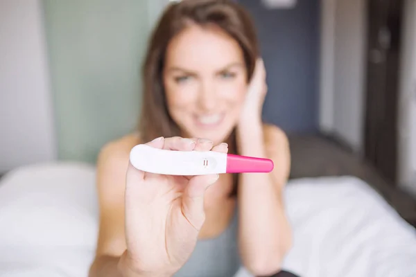 Mujer mirando una prueba de embarazo — Foto de Stock