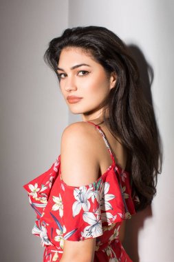 güzel kadın portresi modeli, çiçekli elbise