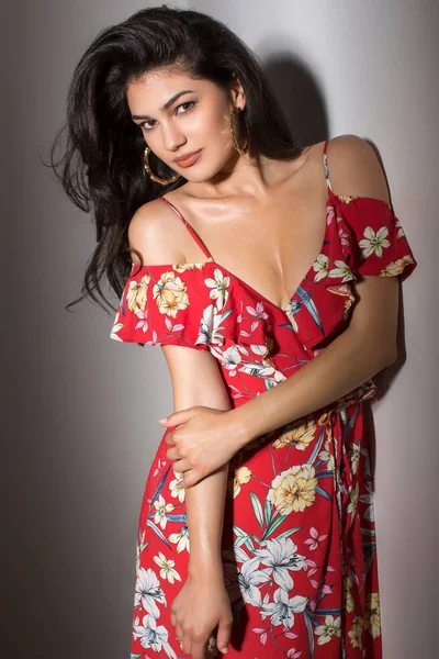 Porträt der schönen Frau, Modell, trägt florales Kleid — Stockfoto