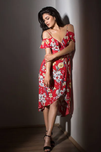 Retrato de mulher bonita, modelo, vestindo vestido floral — Fotografia de Stock