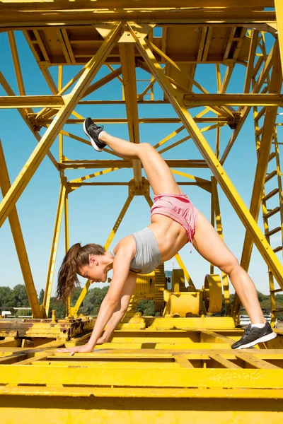 Fit fitness kvinna göra stretchingövningar utomhus — Stockfoto