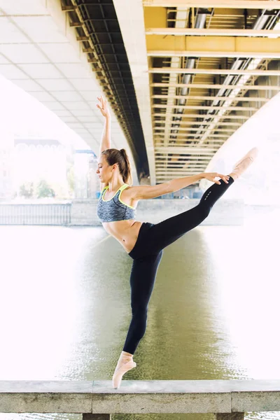 Ajuste mujer fitness haciendo ejercicios de estiramiento al aire libre — Foto de Stock