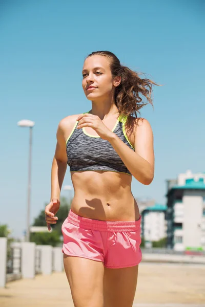 Fit fitness vrouw doen rekoefeningen buitenshuis — Stockfoto