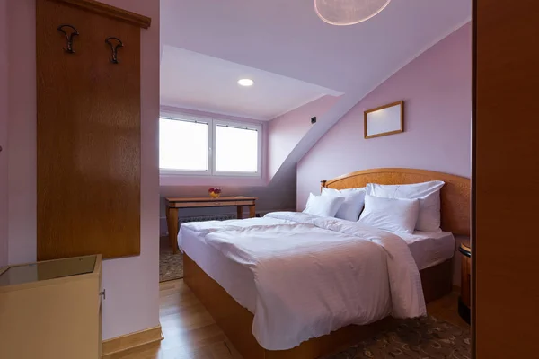 ห้องนอนภายในโรงแรมบ้าน — ภาพถ่ายสต็อก
