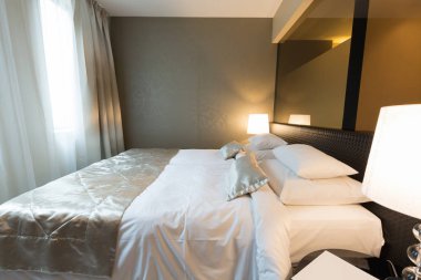 Lüks bir otel odasının içinde.