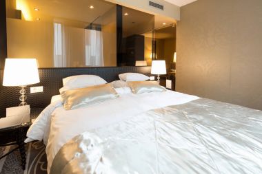 Lüks bir otel odasının içinde.