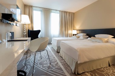 Lüks bir otel odasının içinde.