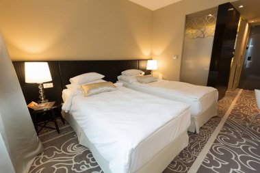 Lüks bir otel odasının içinde.