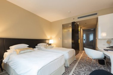 Lüks bir otel odasının içinde.