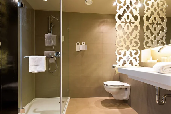 Интерьер ванной комнаты в роскошном отеле — стоковое фото