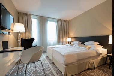 Lüks bir otel odasının içinde.