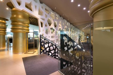 Otel lobi iç merdiven ile