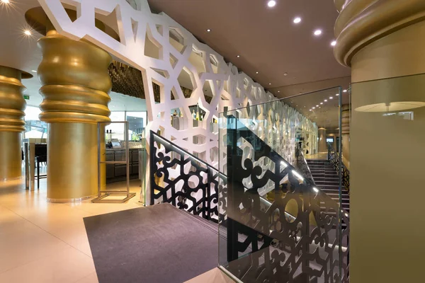 Otel lobi iç merdiven ile